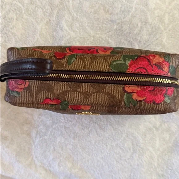 NWT, Coach vintage signature / floral zip cosmetic/ multi pouch. - Picture 3 of 7